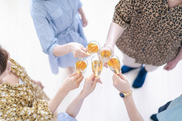 乾杯をする若い男女 © maroke