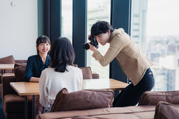 Obraz premium メディアのインタビュー取材を受ける若い女性