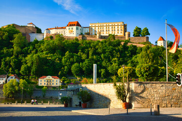 ドナウ川沿いの美しい街並み