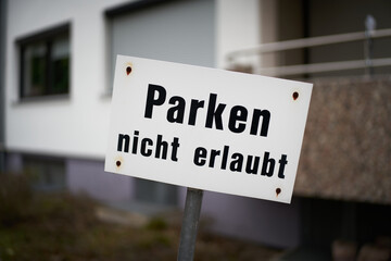 Schild vor einem Haus in Deutschland mit der Aufschrift Parken nicht erlaubt