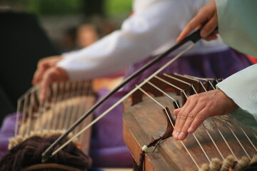 play Korean harp