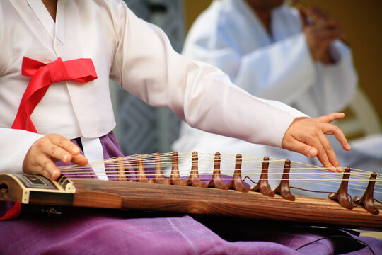 Play Korean Harp