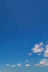 地平線付近に羊雲の浮かぶ青空。背景素材