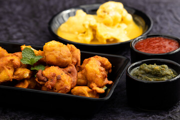 Gobi Pakoda Also Called Gobhi Pakora, Pakodi, Fakkura, Bhajiya, Bhajji, Bhaji, Ponako, Bajji Are Tea Time Indian Snacks Made Of Cauliflower Florets Marinated Tossed In Gram Flour Batter, Garam Masala