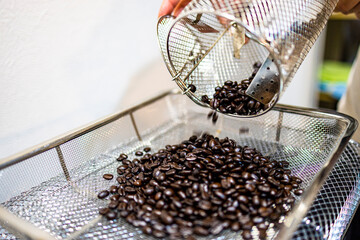 焙煎機から取り出したコーヒー豆