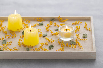 ミモザの花とキャンドル
