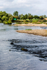 Remous de l'eau au bord d'un fleuve