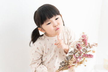 花束を持った子供