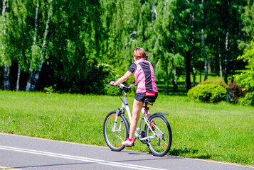 Naklejka premium Cyclist ride on the bike path in the city Park 