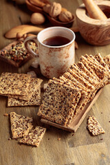 Crispy crackers with sunflower seeds and flax seeds.