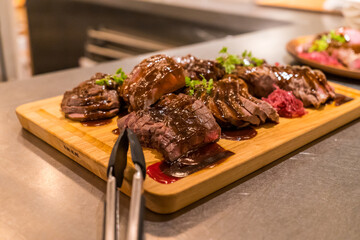 木製のまな板に乗った高級な肉料理