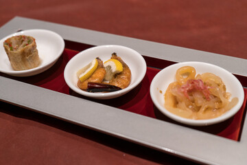 中華料理コースの前菜として出てくる三連皿