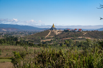 Fototapeta na wymiar Statue de Bouddha sur une colline du Xieng Khouang, Laos