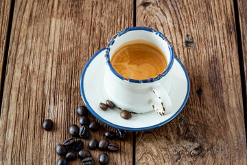 Espresso Tasse vintage Holztisch Bohnen Cremig weiß blau 