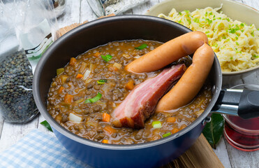 Linsen mit Speck und Würsten 