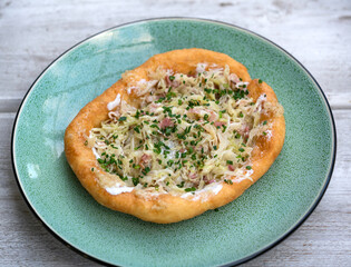 Langos Hefeteig gebacken und gefüllt 