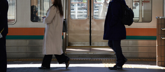 名古屋駅の朝の通勤電車とホームで歩く乗客の姿