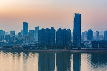 Naklejka premium city skyline at sunset