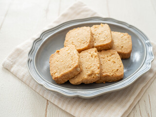 皿の上の手作りのカシューナッツクッキー