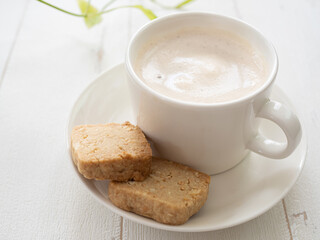 カフェオレと手作りのカシューナッツクッキー