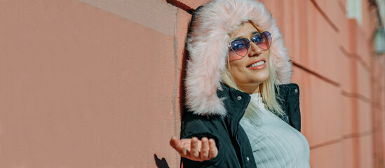 fashion woman posing on the wall with retro glasses