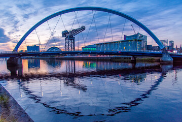 Tramonto al Clyde Arc in Glasgow, Scozia