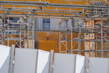 足場が組まれた工事現場