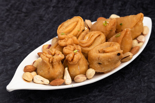 Various Indian Sweet Dumpling Khoya Mithai - Kalash Gujiya, Samosa Karanji, Lavang Lata, Laung Latika, Potli Gujia Also Called Pirukiya, Pirukia, Basundi, Gughra For Deepawali, Teez Holi, Diwali, Teej