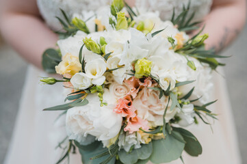 Braut mit Blumenstrauß