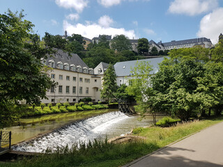 Fototapeta na wymiar Small waterfall and buildings in Luxembourg City