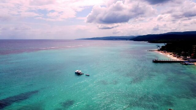 Playa paradis&iacute;aca en Ocho Rios, Jamaica desde un drone