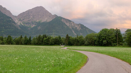 Sonnanaufgang hinter Bergen am Heiterwanger See in Östereich