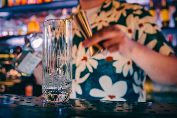 man hand bartender making cocktail in glass on the bar counter