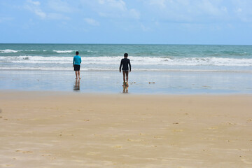 criancas na praia jogando futebol