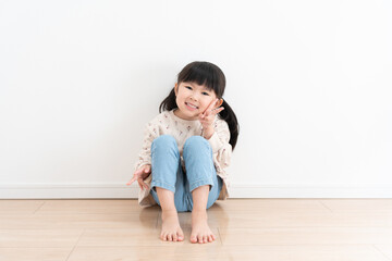 床に座る笑顔の子供