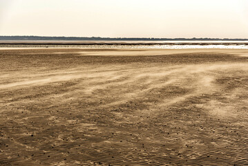 Sandverwehungen an der Küste der Nordfriesischen Insel Föhr im Abendlicht