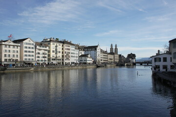 Fototapeta premium Cityscape of Zurich with the lake and surrounding landscape under a clear sky.