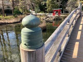 太鼓橋の擬宝珠から鳥居を望む