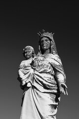 Queen Mary holding her baby son, Jesus, in black and white.