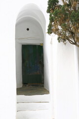 Entrée d'une maison dans le centre historique de la ville de Cadaqués, située dans la région de...