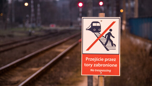 przejście przez tory zabronione, ostrzeżenie, zakaz przejścia przez torowisko