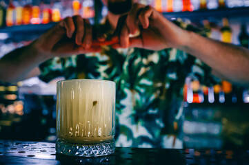 man hand bartender making cocktail in glass on the bar counter