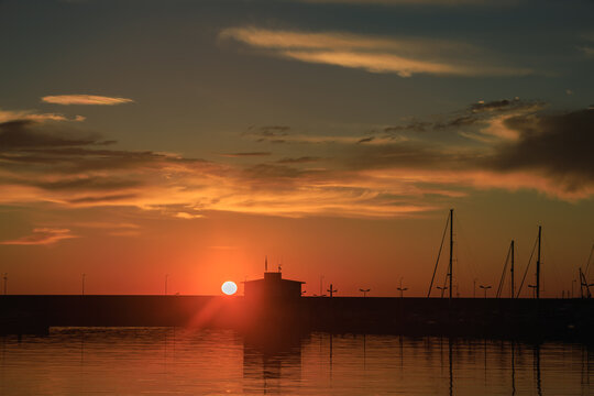 Alba di sole colorata su Marina di Riposto