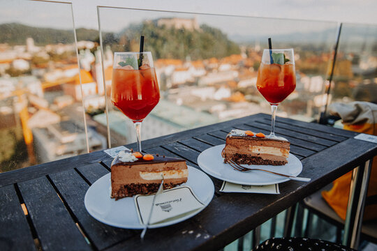 Cocktails &uuml;ber den D&auml;chern von Ljubljana in Slowenien