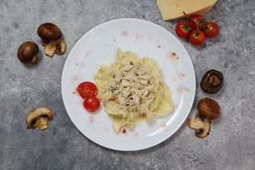 pasta with chicken, cheese and tomatoes