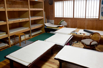 Thin white sheets of white washi paper that uses local fiber, processed by hand and made in the traditional manner.