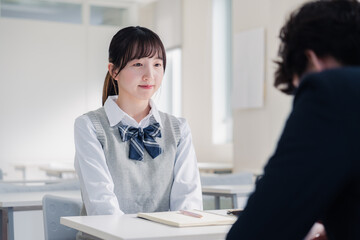 教師と面談をする女子高生
