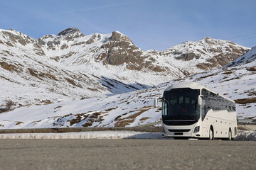 Reisebus im Skigebiet in den Schneebedeckten Schweizer Bergen mit Winterlandschaft