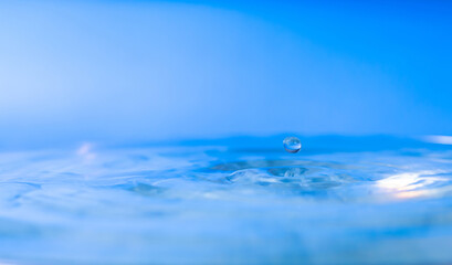 Water droplets on a blue background.Covered with moving water droplets. air bubbles in water and water droplets slightly blurred naturally,Splash of the falling drops of water.