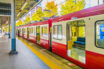 秋の品川駅と京急線